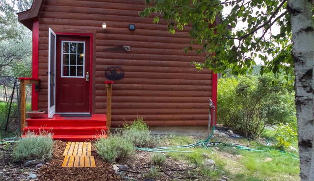 Quiet cabin located in NW Montana, minutes from town with easy access.