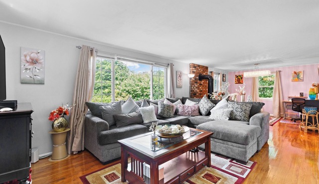 Quiet Comfy Getaway 3 BDR home. Close to Bradley Airport.