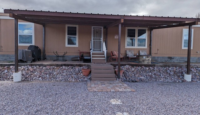 Quiet Country Living with horse facilities!