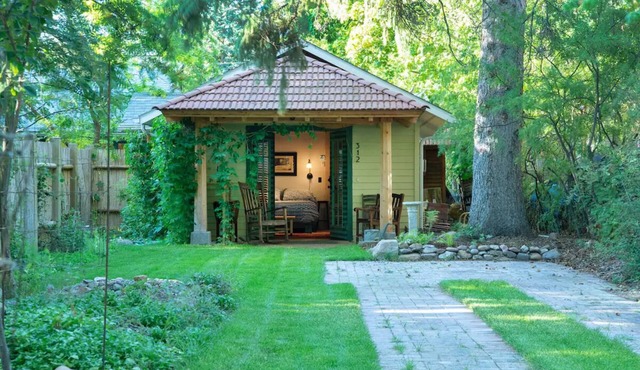 Quiet Garden Bungalow in Heart of University Neighborhood