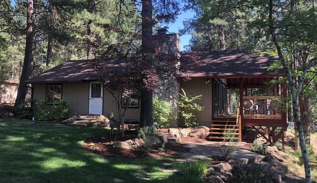 Quiet getaway on beautiful Hayden Lake. Leave the hustle and bustle behind.