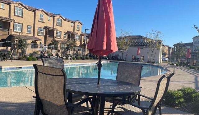 Quiet Private Room with Walk-in Closet, Pool, Grill