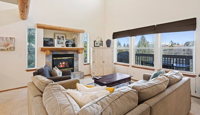 Quiet River - Beautiful Bend Townhouse - EV charger - Deschutes River in the back!