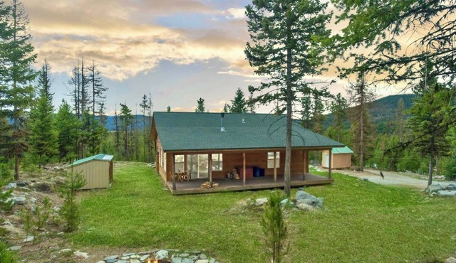Quiet, wooded cottage in Marion perfect for relaxing stays