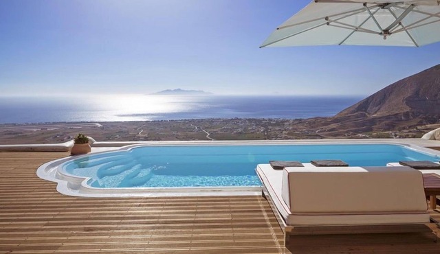 R 832 Villa with Sea view Daily Maid Service Breakfast Included