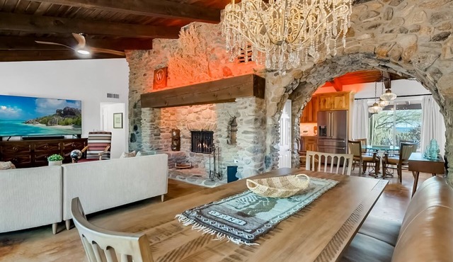 Ranch Style Living in Catalina Foothills with private hot tub