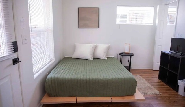 Rare Mississippi Ave Suite - 94 WalkScore, Disney+