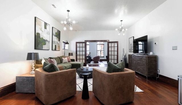 Read, Write & Relax in Winterset, near Downtown Square. Historic apartment.