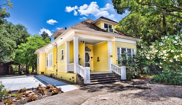Regal 4bd/4ba Victorian Home in Downtown Calistoga