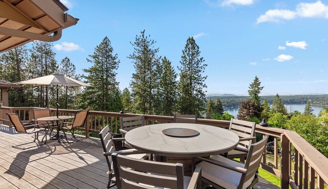 Relax at Hayden Lake | Stunning Views, Hot Tub & Games