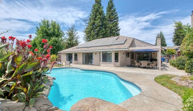 Relax by Private Pool Near Top Attractions