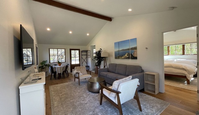 Relax by the river & sea! Remodeled Mid-Carmel Valley cottage retreat