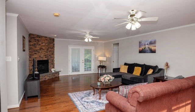 Relaxing 3-bedroom home ,large patio , Fully Fenced & Backyard Oasis,