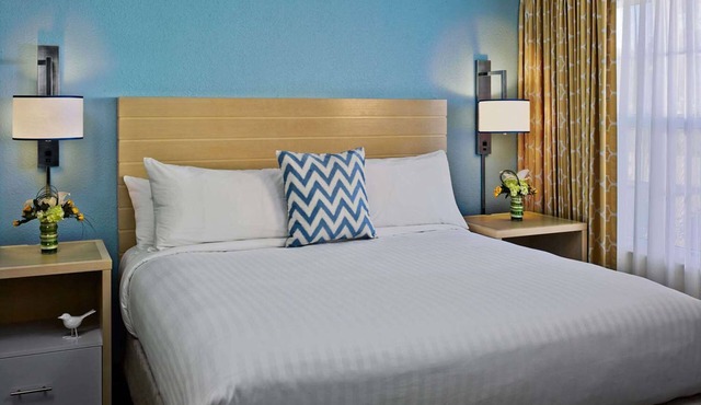 Relaxing Getaway! Pet Friendly Unit w/Outdoor Pool, Gym, & Free Breakfast!