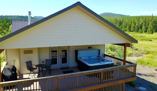 Relaxing Hot Tub, Scenic Views, Minutes to Yellowstone - Lone Pine Lodge