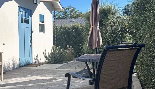 Relaxing Mesa cottage, walk to the beach. Peaceful Santa Barbara stay.