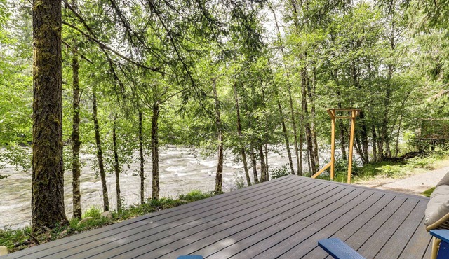 Relaxing Riverfront Getaway w/Fire Pit in Idanha