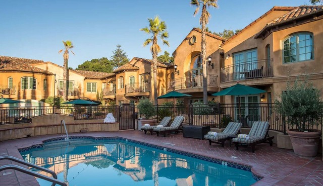 Relaxing Unit with Outdoor Pool, Balcony & Free Parking, Near Downtown