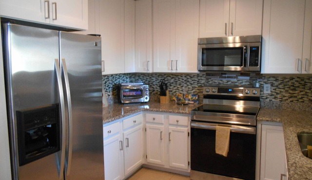 Remodeled 2/2, 1 King & 2 Queens 1st Flr Condo, NO STAIRS Walk to all location