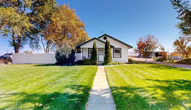 Remodeled 2-story historic home near river with grill, washer/dryer, heat, & AC
