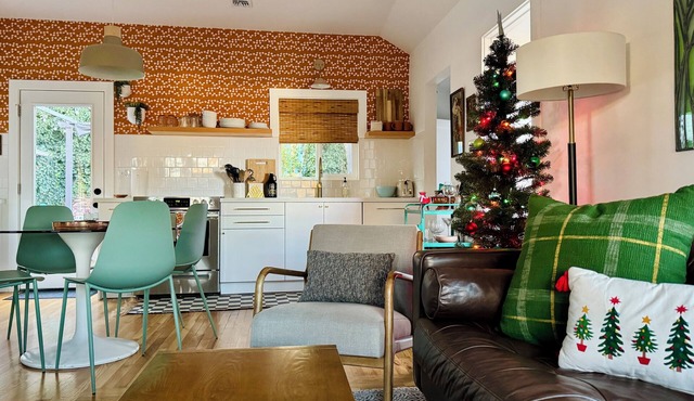 Renovated Retro Bungalow - Walk to Downtown!