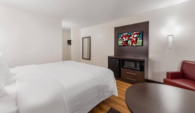 Renovated Room Perfect for Solo or Couple Travelers – Great Location in Columbus