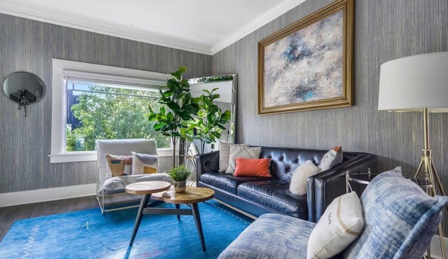 Renovated Victorian : King Beds, AC, 95 Walk Score in Best Area.