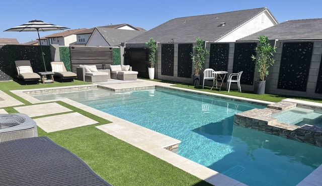 Resort style Family Oasis w/ Private heated Pool, Hot Tub, BBQ & Golf (3 mi)