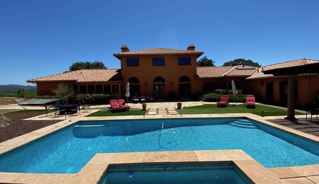 Resplendent Villa Retreat in the Wine Country