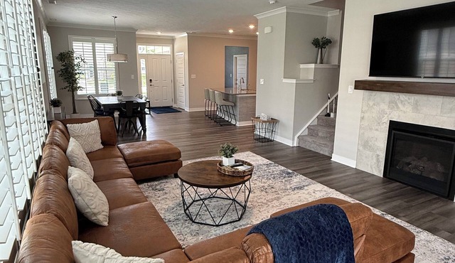 Rest & Rally Retreat – Your Game Day Getaway Just 5 Minutes from Grand Park!