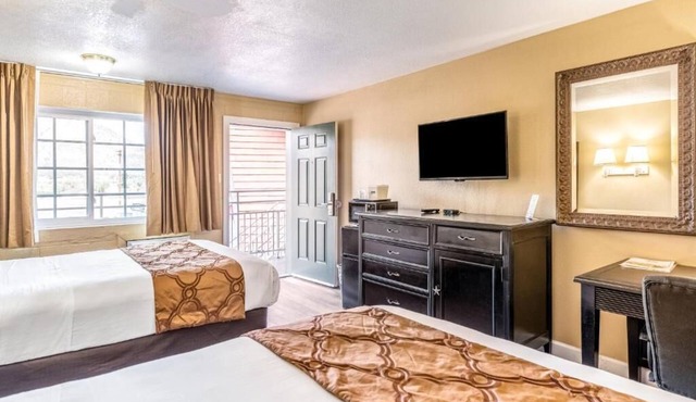 Restful Charm of Flagstaff: Two Amazing Rooms Right Off Route 66
