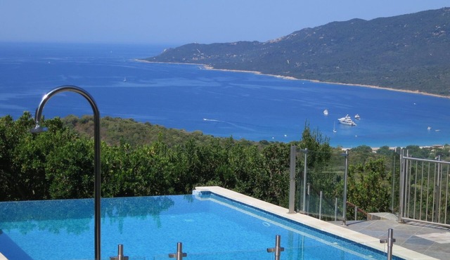 Rez-de-villa 4 to 6 people with shared pool access sea view South Corsica