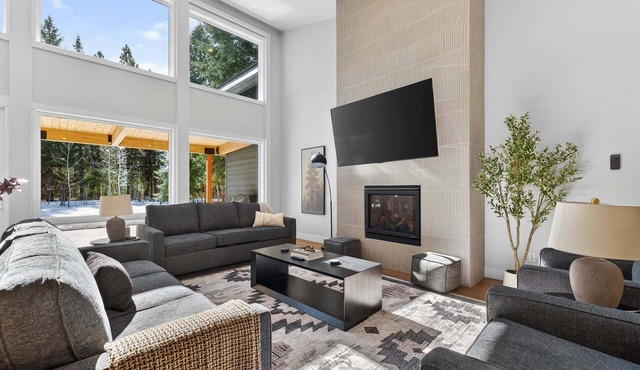 Ridge House- new home, sleeps 16, quiet neighborhood-, hot tub, trailer parking, pet friendly