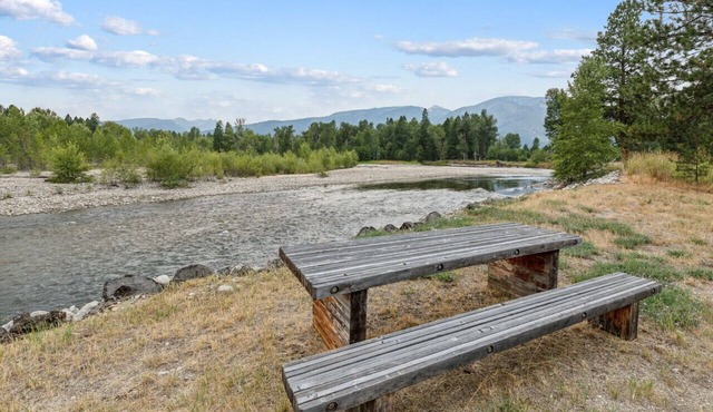 River Bend Lodge: Luxury riverfront home