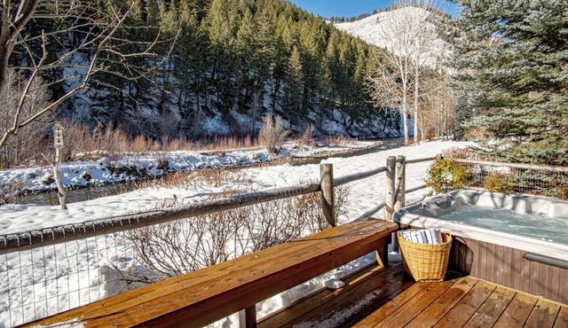 River House - 4BD Riverfront, Hot Tub, Near SV Ski Lifts!