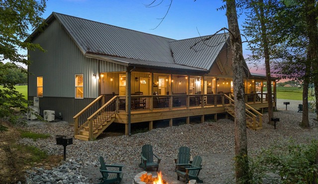 Riverfront Cabin~Sleeps 18~Private River Boat Ramp~20 Min drive Lake Cumberland