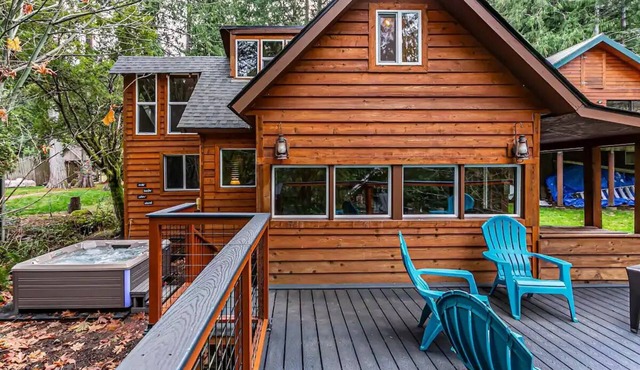 Riverfront Cabin w/Hot Tub : Near Mt. Rainier Sunrise entrance