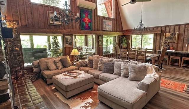 Riverfront home w/private deck, sunroom, full kitchen, and free WiFi