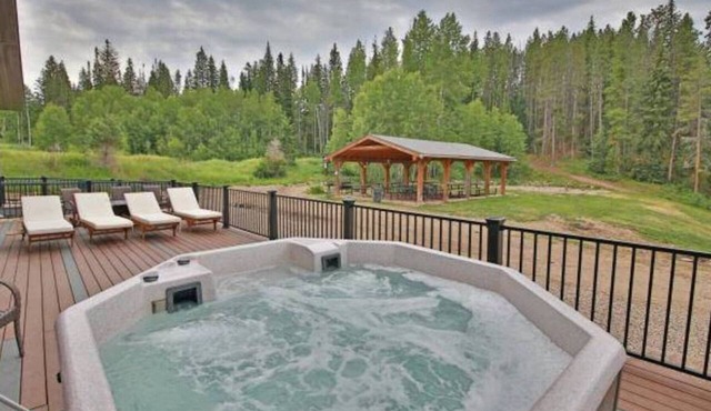 Riverfront hot tub, 6 min drive to Winter Park Resort walking distance downtown.
