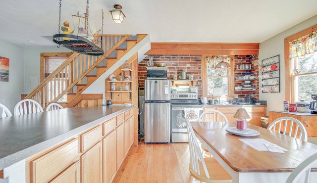 Riverfront Kingston Cottage w/Deck, 2 Mi to Beach