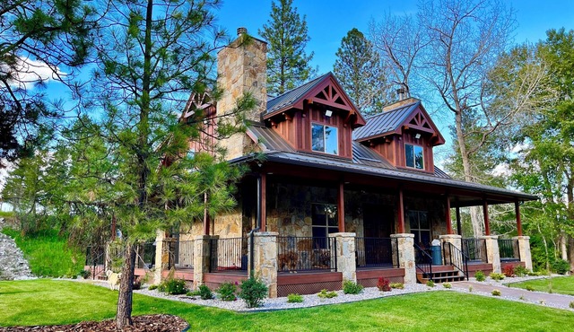 Riverfront Luxury Cabin With Pond And Hot Tub.