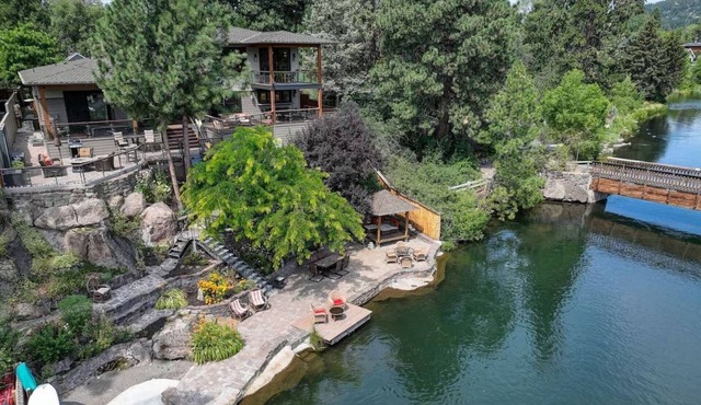 Riverfront Paradise includes SUP, Kayaks, floating equipment, 3 Masters, Hot Tub, Near Downtown