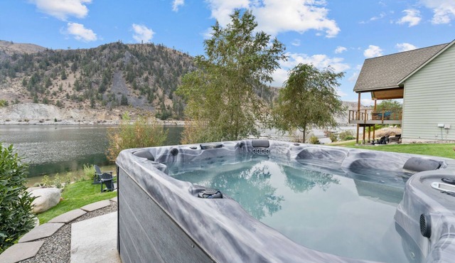 Riverfront: Private Beach, Hot Tub, Sauna, Dock & Boat Launch!