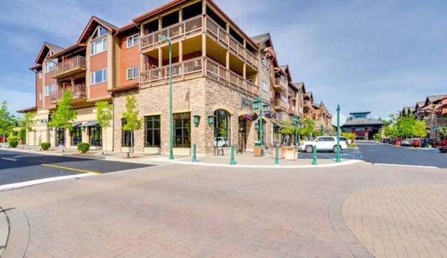 Riverstone Condo by Lake CDA~KING Bed, Walk to Shops & Dining, Close to Downtown