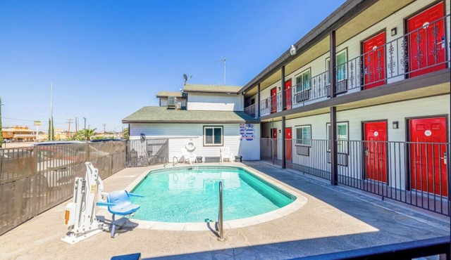 Road Trip Stopover 2 Queen Beds Room Near I-15 | 4 Rooms Available!