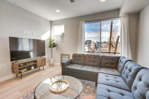 Rooftop Deck & Hot Tub: Walkable Denver Townhome