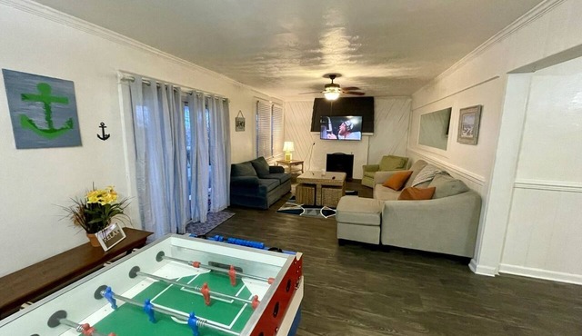 Roomy Beachfront Apartment! Game room, big deck, 2 bed/2 bath!