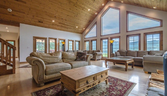 ROSE LAKE LODGE 12 ACRE ESTATE 4,830 SQ. FT WATERFRONT, PRIVATE SANDY BEACH, SPA