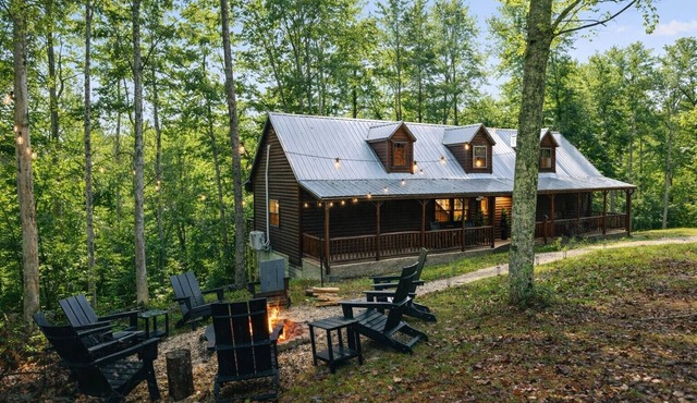 RRG Cabin l Covered Hot Tub, Fire Pit, Game Loft, Pets, Family l Sleeps 8
