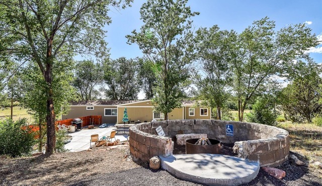 Rural, high desert, private. Hot Tub, fire pit, fully fenced, views for days!